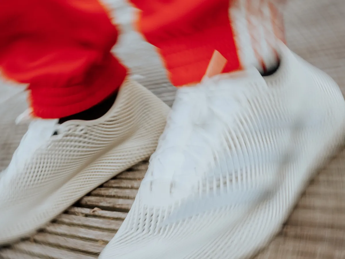 Laufschuhe in Bewegung auf einer Holzterrasse